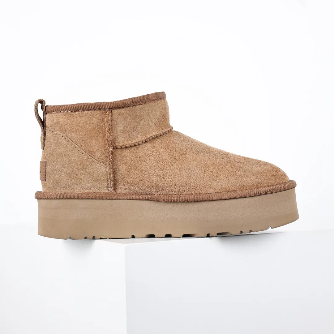 Pick up locally 💰560 The core recommendation is good price UGG Thick-soled short style Zhou Dongyu Same style series Xiaohongshu hot model Henan Longfeng leather production Sheepskin and wool integrated Top quality in the market 2-3 cm cashmere insole to keep warm in winter and suitable for home use UUG has launched a style series in the new year, partially skewed towards the preferences of young consumers, and has also been at the forefront of fashion trends. Shoe body material Water-repellent coated suede upper 17mm UGGPURE™ implanted wool insole Lightweight non-slip comfortable rubber outsole With brand LOGO Trademark Comes with full packaging Size: 35 36 37 38 39 40